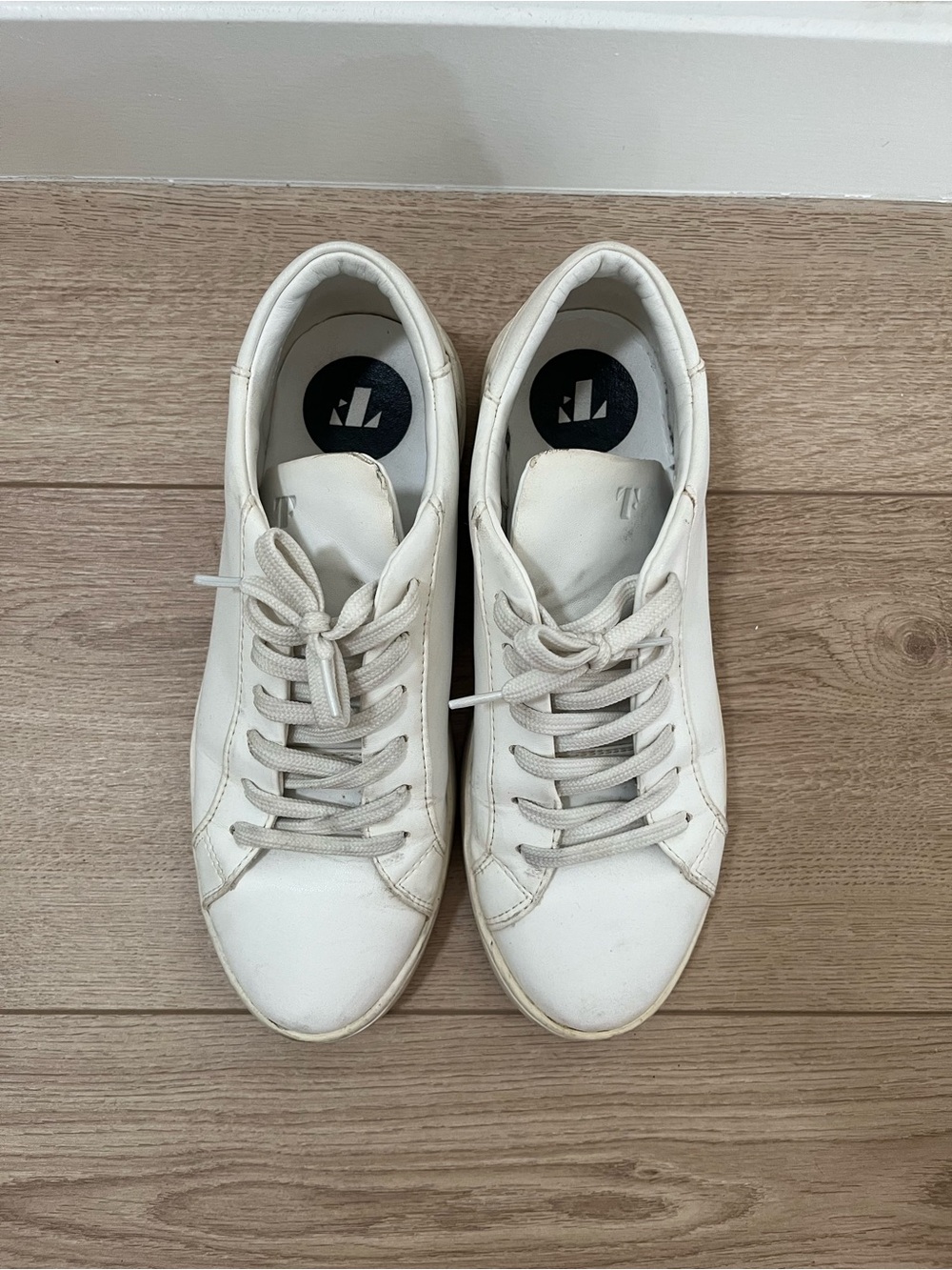 Women's White Low-Top Leather Sneakers - Classic Casual Trainers